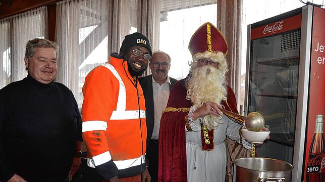 Lecker: Der Nikolaus ließ es sich nicht nehmen, die Suppe für die Bauarbeiter zu schöpfen. Bürgermeister Thomas Kaiser (Zweiter von ...
