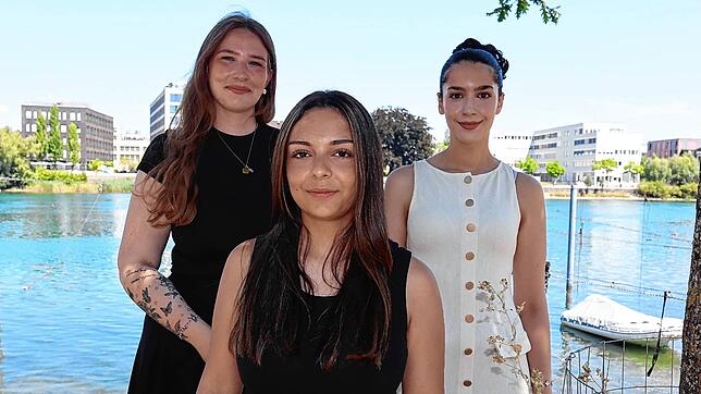 Ein starkes Team: Leamarie Pupkes (von links), Giada Ramadani und Sarah Gharmoul. Die Berufsschülerinnen gewinnen für ihre Klasse den ...