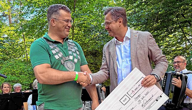 Nicht nur Glückwünsche zum 100. Geburtstag des Schützenvereins durfte Vorsitzender Manfred Vöhringer von Bürgermeister Wengert ...