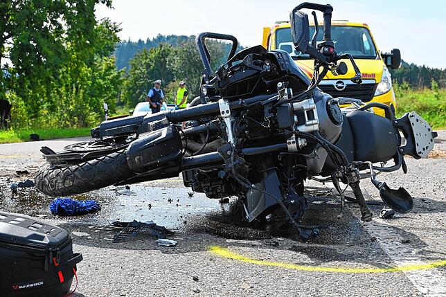 Das Motorrad verliert Öl und Kraftstoff. Beides wurde mit Ölbindern aufgenommen.