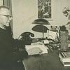 Josef Zuber, der frühere Radolfzeller Stadtpfarrer und Ehrenbürger, an seinem Schreibtisch.
