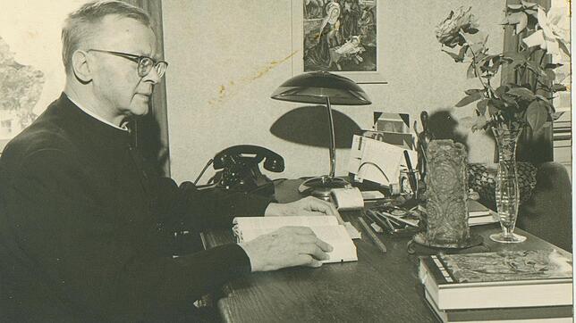 Josef Zuber, der frühere Radolfzeller Stadtpfarrer und Ehrenbürger, an seinem Schreibtisch.