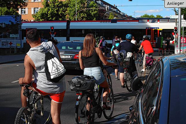 Am Bahnübergang auf der Petershauser Straße nach der Fahrradbrücke sammeln sich bei geschlossenen Schranken immer viele Radler.