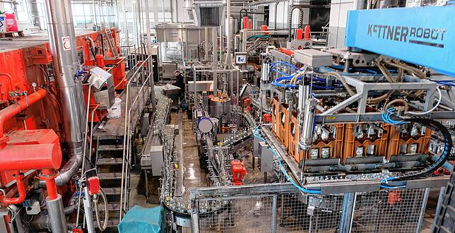 Das Bild zeigt einen Blick in die Produktionshalle der Randegger Ottilien-Quelle