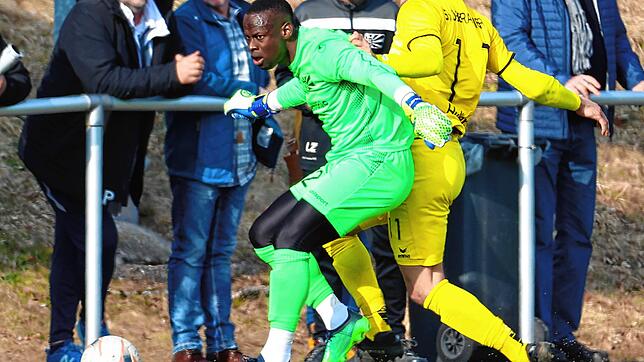 Gegen Oberachern klärte Villingens Torhüter Ibrahima Sy (links) des Öfteren im Stile eines Feldspielers.