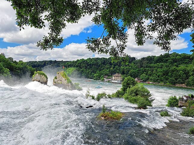 Das Hochwasser in der Region wirkt sich auch auf den Rheinfall aus und führt zu einer ungewöhnlich hohen Wasserabflussmenge.