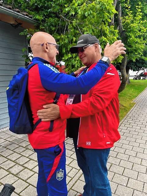 Ein emotionaler Abschied: Spaniens Trainer Luis de la Fuente (links) umarmt SV Aasens Ehrenvorstand Hans-Peter Rolle.