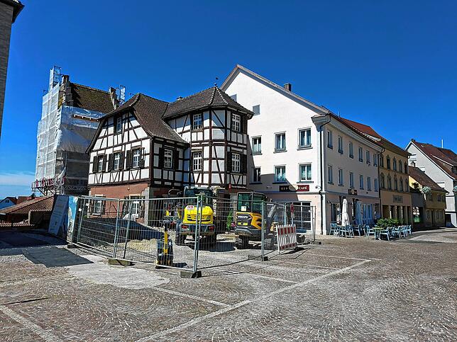 Im Eiscafé Zoldana (weißes Haus) wird man aufatmen: Die Baustelleneinrichtung samt Baggerfuhrpark soll nun auf die Fläche am Hexenturm ...
