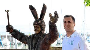 Peter Sikora am Seehasendenkmal auf der Häfler Promenade. In wenigen Tagen wird er wieder in das Kostüm schlüpfen.