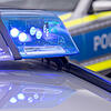 Ein Polizeiauto mit eingeschaltetem Blaulicht (Symbolbild). Drei Männer sind verdächtig, in Waldshut-Tiengen einen 22-Jährigen ...