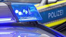 Ein Polizeiauto mit eingeschaltetem Blaulicht (Symbolbild). Drei Männer sind verdächtig, in Waldshut-Tiengen einen 22-Jährigen ...