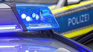 Ein Polizeiauto mit eingeschaltetem Blaulicht (Symbolbild). Drei Männer sind verdächtig, in Waldshut-Tiengen einen 22-Jährigen ...