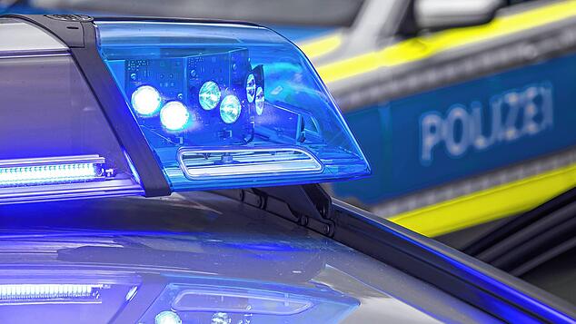 Ein Polizeiauto mit eingeschaltetem Blaulicht (Symbolbild). Drei Männer sind verdächtig, in Waldshut-Tiengen einen 22-Jährigen ...