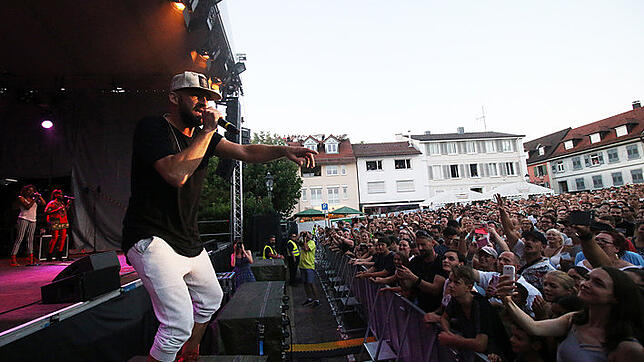 Der deutsche Reggae-Star Gentleman auf der Bühne auf dem Marktplatz. Im Juli 2018 sorgte er für Jamaika-Stimmung.