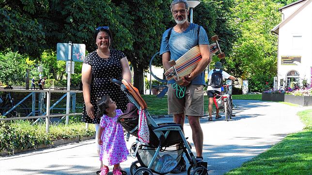 Die zweijährige Elsa ist noch skeptisch, aber liefert ihrer Mutter Midia und Sprachpate Carlos Göschl direkt Gesprächsstoff.