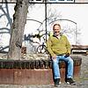 Hermann Leiz testet das gratis WLAN auf dem Torkelvorplatz in Liggeringen.