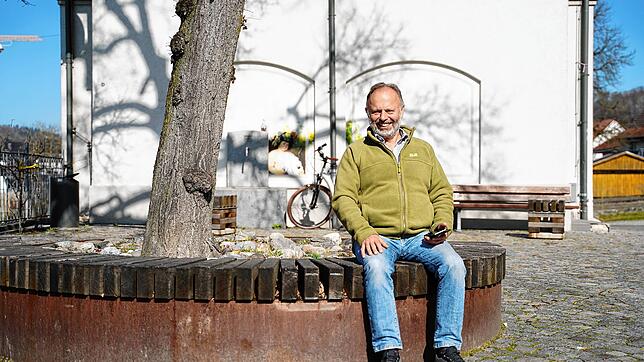 Hermann Leiz testet das gratis WLAN auf dem Torkelvorplatz in Liggeringen.