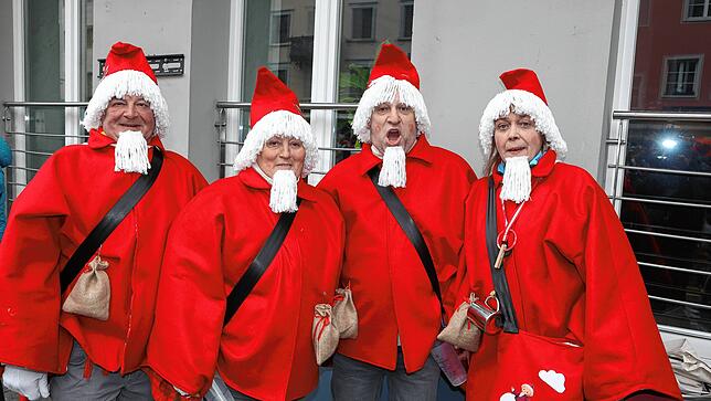 Bild 9: Schmotziger Dunschtig: Diese Mäschgerle feiern auf der Marktstätte