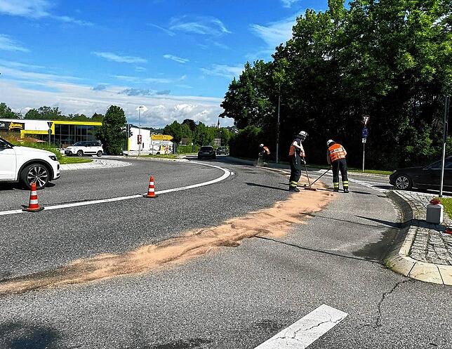 Bei den Arbeiten mussten die Straßen teils halbseitig gesperrt werden. Die Polizei hat die Ermittlungen nach dem Verursacher der Ölspur ...