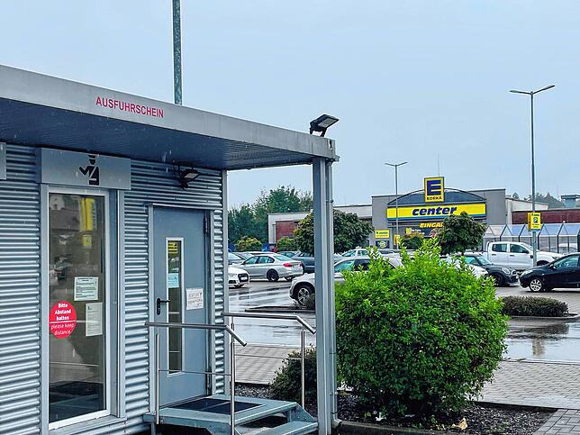 Der Zollcontainer vor dem Laufenpark. In ein ähnliches provisorisches Gebäude vor dem E-Center im Laufenpark zieht die Interims-Filiale ...