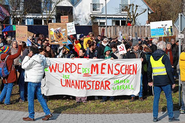 „Die Würden des Menschen ist unantastbar“: Ein Banner mit dieser Botschaften hatten die Gegendemonstranten am Sonntag dabei.