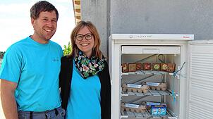 Benjamin und Tamara Isele vor dem Kühlschrank für Selbstbedienung.