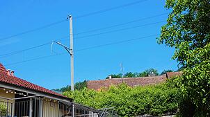 Hier lässt sich erahnen, was auf die Lottstetter zukommt: Die Oberleitung zeigt die Nähe zu den Häusern hinter und vor der Bahnlinie der ...