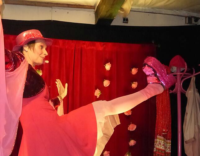 Und hoch das Bein: Marlies Blume kann auch akrobatisch.
