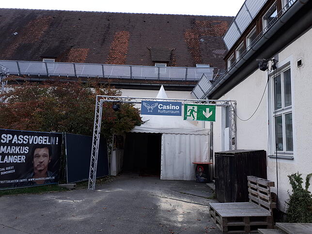 Das Herzstück des Fallenbrunnen 17: Das ehemalige Offizierskasino, Casino. Hier finden Konzerte, Partys und vieles mehr statt.