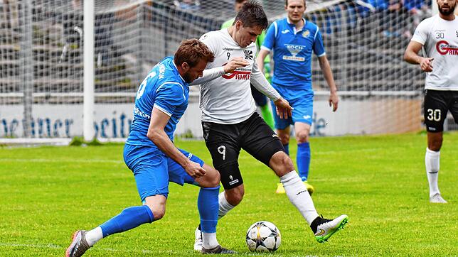 In der Vorsaison setzten sich Damian Kaminski (weißes Trikot) und der FC 08 Villingen gegen Serach von Nordheim (links) und den 1. CfR ...