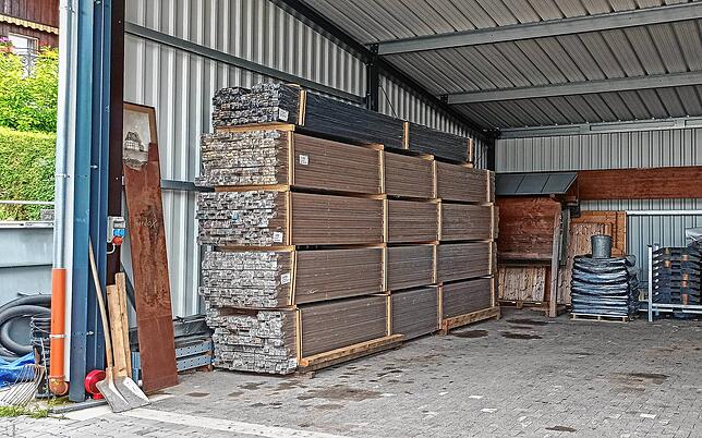 Wegen der rasant steigenden Holzpreise wurde das Bauholz bereits im Frühjahr beschafft und beim Bauhof gelagert. BILD: HELGE LAUFER / ...