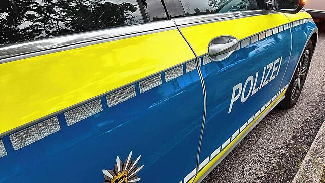 (Symbolbild) Konstanzer Polizisten suchen ein Trio, das hochwertigen Schmuck gestohlen hat.