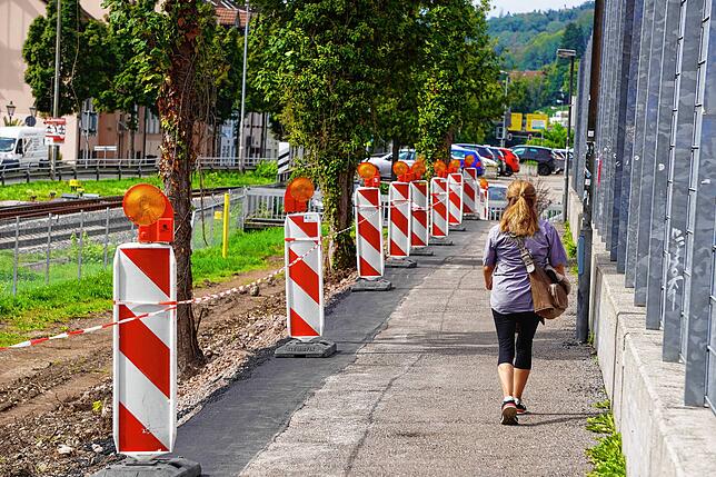 Bauarbeiten am Seltenbachweg in Waldshut dienten dazu, den Abschnitt entlang der Hochrhein-Sporthalle durch einen Asphaltstreifen zu ...