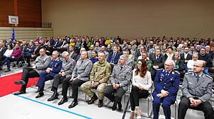 Die Vertreter des Militärs (von links): die Oberste Michael Frick, Thomas Köhring, Jochen Gumprich, die Oberstleutnante Kevin ...