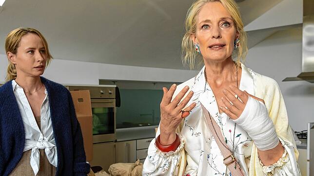 Silke Hübner (Katja Weitzenböck, rechts) nimmt die Aufbruchspläne ihrer Tochter Jasmin (Mira Elisa Goeres) nicht ernst.