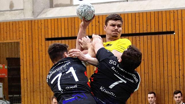 Marius Dahm von der HSG Mimmenhausen/Mühlhofen (am Ball) war in dieser Szene mit seinem Torwurf erfolgreich. Dennoch verlor er mit ...