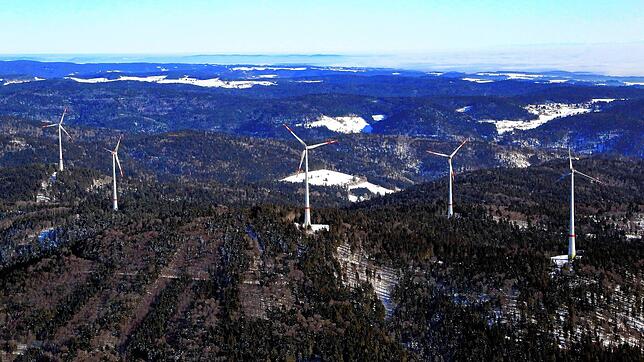 Windräder auf dem Rohrenkopf im Schnee. Die fünf Windkraftanlagen im Schopfheimer Ortsteil Gersbach stellen den größten Windpark an ...