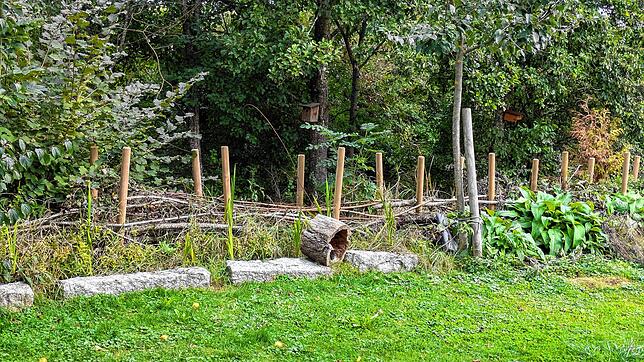 So wie im Garten von Michaela Martin kann eine Totholz-Hecke gestaltet werden. Man kann soetwas auch von Pflanzen überwachsen lassen ...
