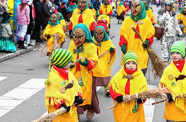 Bild 9: Kinderumzug beim Jubiläumstreffen der Hexen in Donaueschingen vor großem Volk