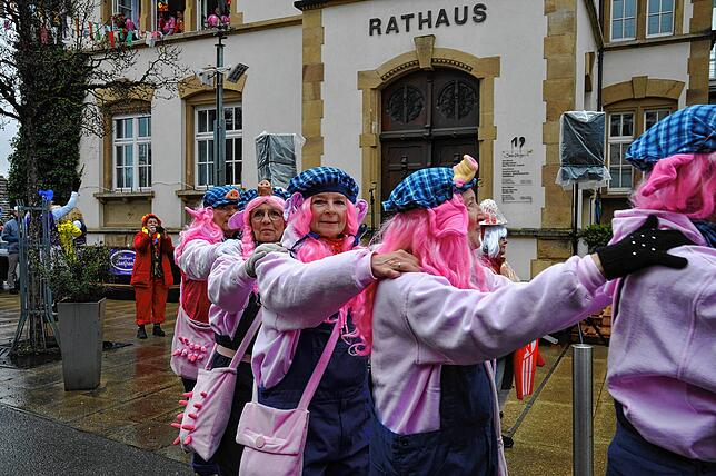 Bild 1: Bunte Zirkusschar in Steißlingen: So feierten die Narren die Rathausübergabe am Schmotzige