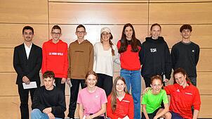 Erfolgreiche Jugendliche (hinten, von links): Alexander Schmiederer, David Murschel, Jonas Murschel, Laura Queyreau, Sara Polito, Lina ...