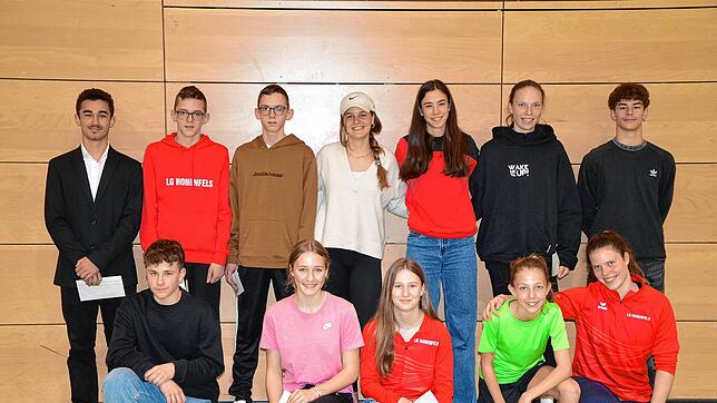 Erfolgreiche Jugendliche (hinten, von links): Alexander Schmiederer, David Murschel, Jonas Murschel, Laura Queyreau, Sara Polito, Lina ...