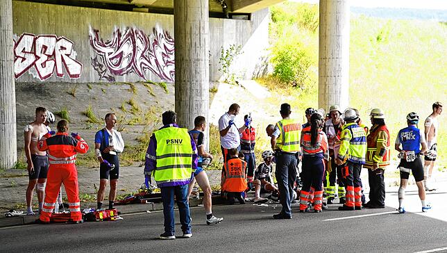 Rettungskräfte versorgen verletzte Radfahrer.