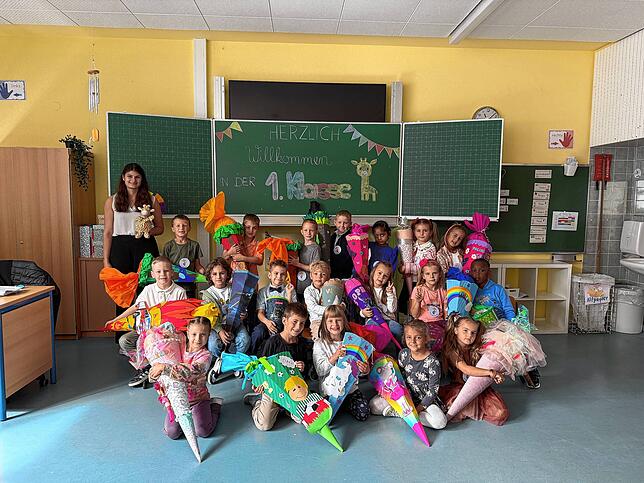 19 Jungen und Mädchen wurden in die Klasse 1a (Giraffenklasse) der Grundschule Kadelburg eingeschult. Klassenlehrerin ist Celine ...