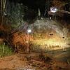 Schlamm und Geröll auf der Straße: Von der großen Drehleiter aus beleuchtet die Feuerwehr die Szenerie im Burgweg. Bild: Martin Himmelheber
