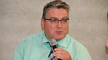 Bernd Gombold, Bürgermeister der Gemeinde Inzigkofen, muss sich am Schmotzigen während des Zunftballs vor dem Narrengericht der ...