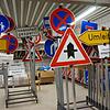 Schilderlager: Für nahezu jede Verkehrsführung hat der Baubetriebshof das richtige Schild.