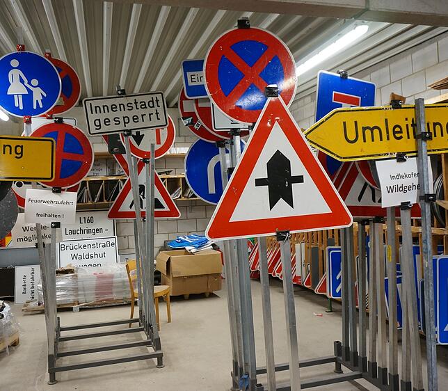 Schilderlager: Für nahezu jede Verkehrsführung hat der Baubetriebshof das richtige Schild.