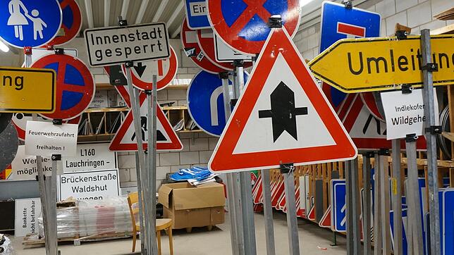 Schilderlager: Für nahezu jede Verkehrsführung hat der Baubetriebshof das richtige Schild.