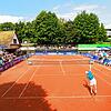 Auf dieser Anlage wird das Turnier (hier das Finale der Überlingen Open im Jahr 2017 &ndash; natürlich mit Zuschauern) ausgetragen.